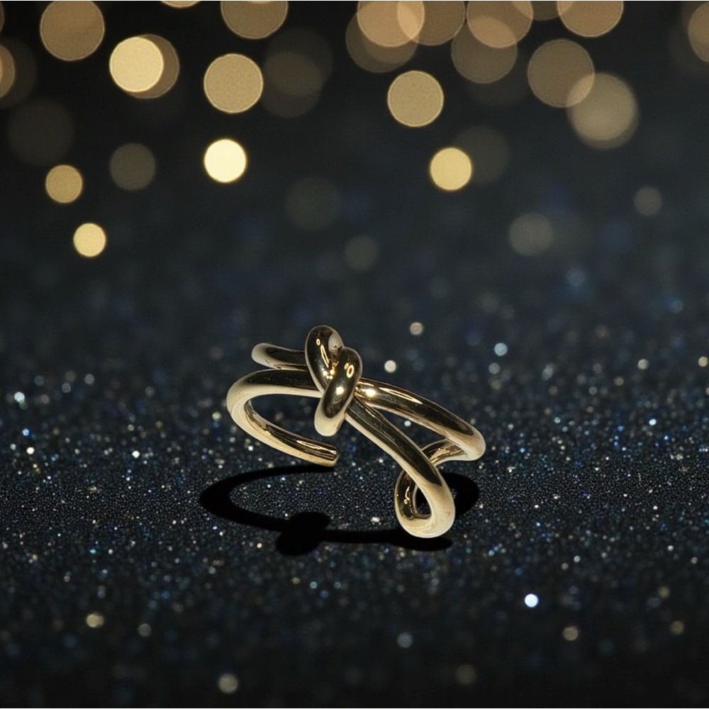 Elegant Gold Knot Ring